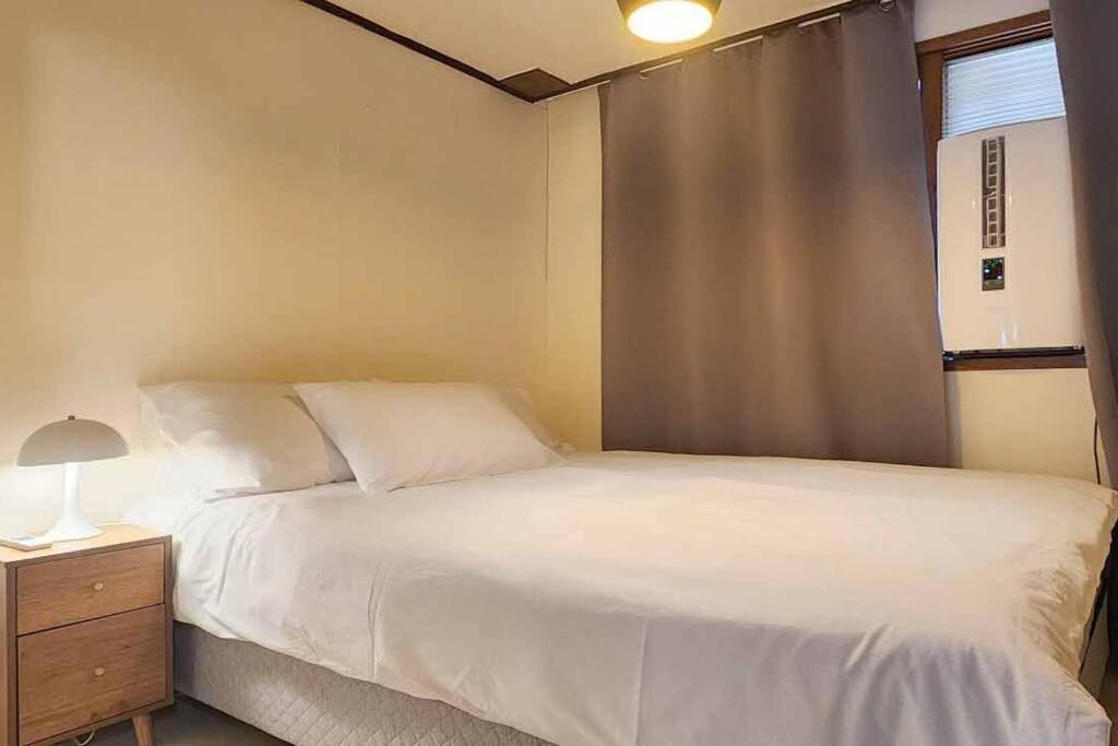 C2 White Linen House 2br Apartment *