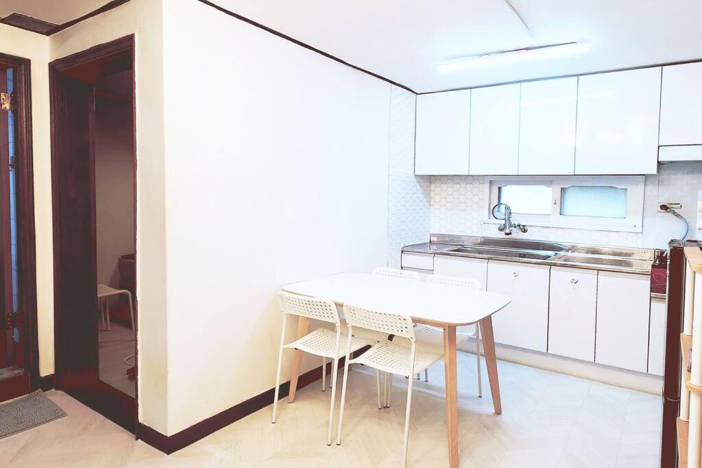 C2 White Linen House 2br Apartment Seoul