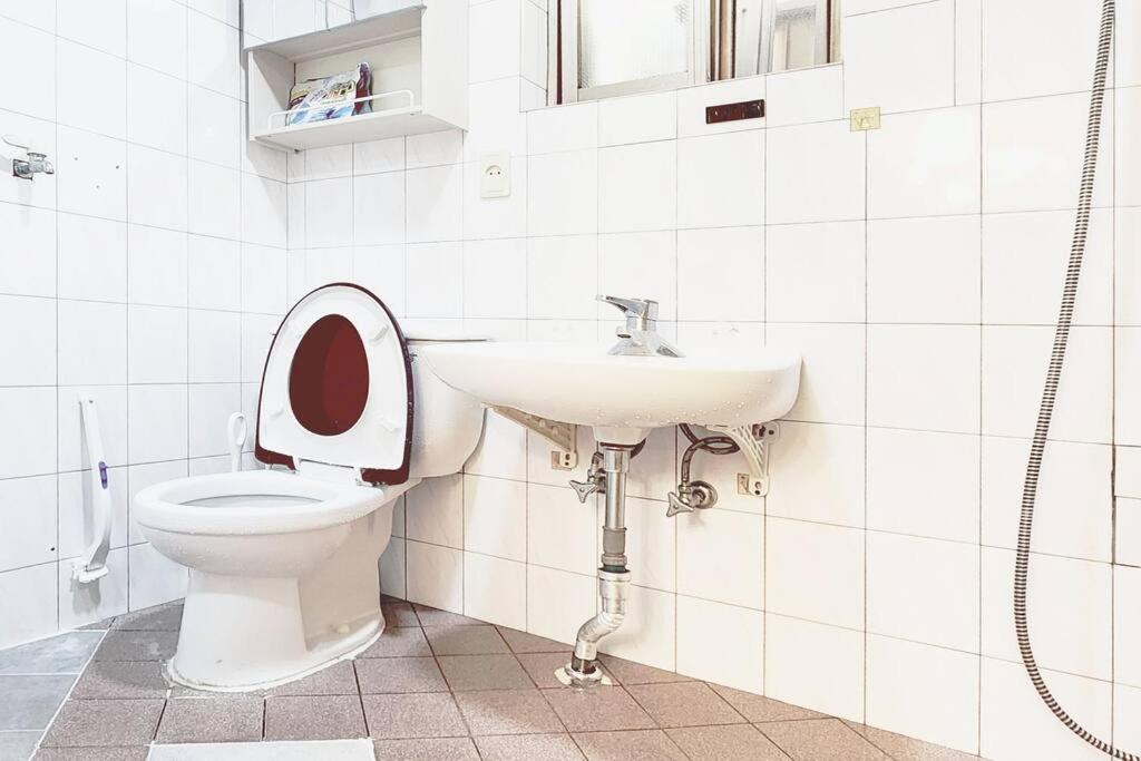 C2 White Linen House 2br Apartment *