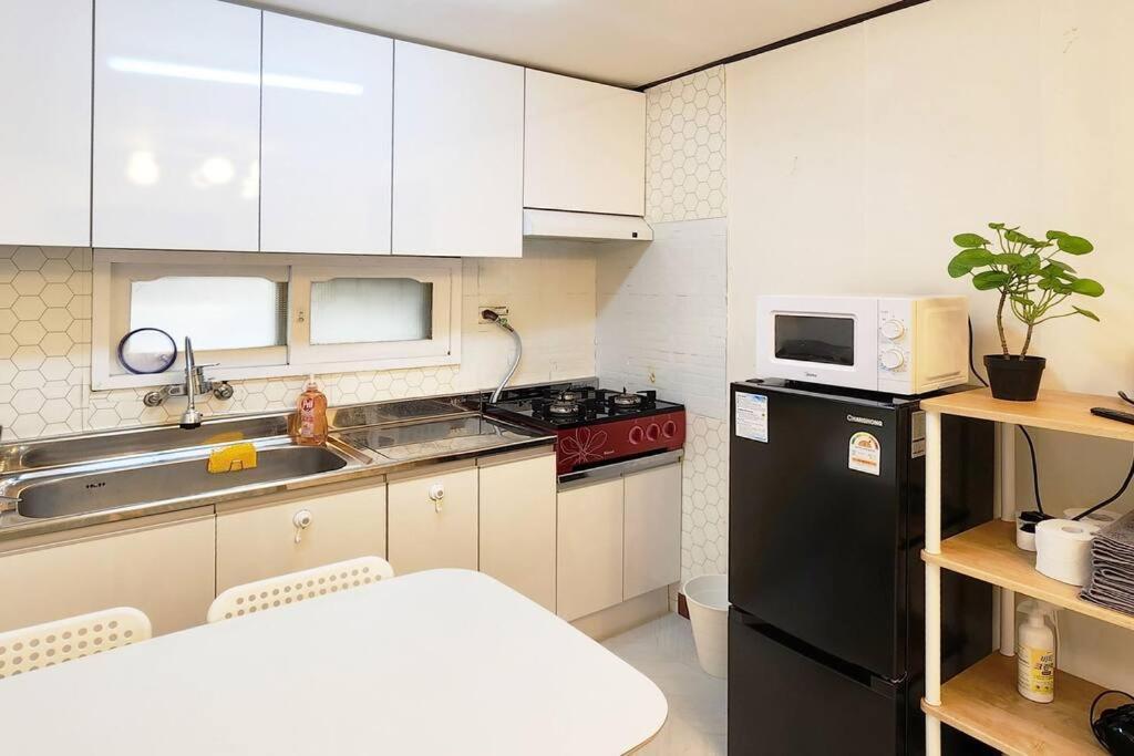 C2 White Linen House 2br Apartment *
