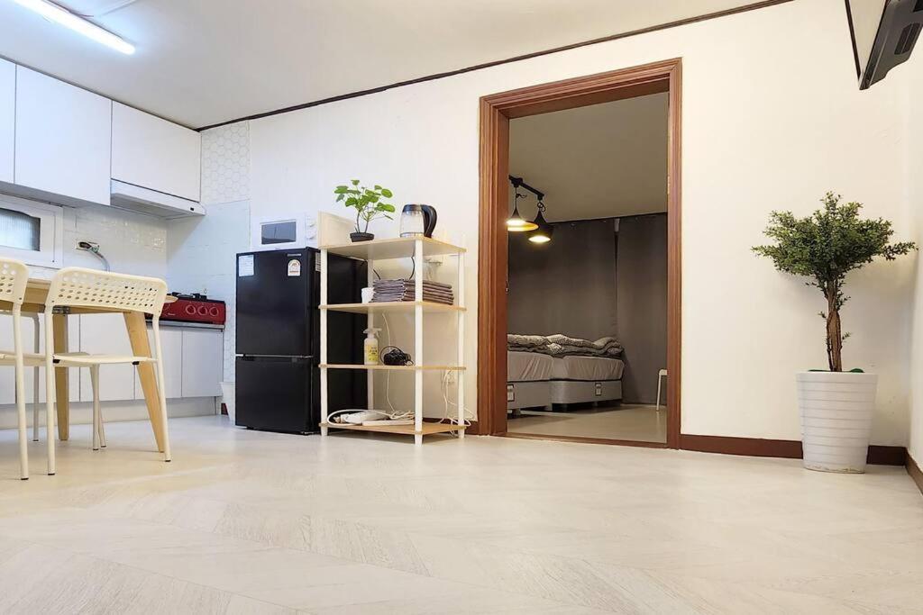 C2 White Linen House 2br Apartment *