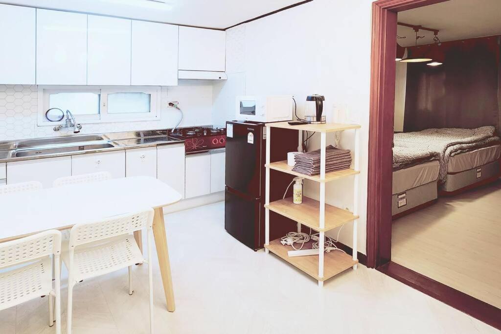 C2 White Linen House 2br Apartment