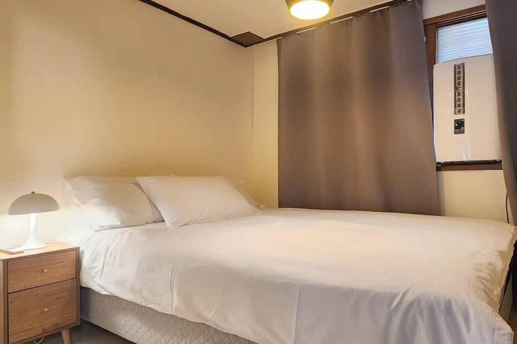 Apartment C2 White Linen House 2br Seoul