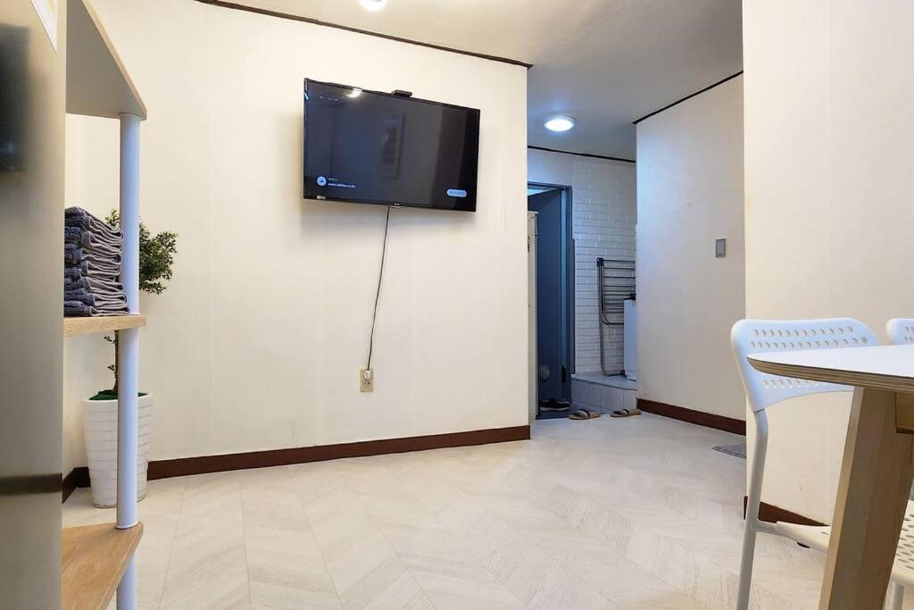 Apartment C2 White Linen House 2br